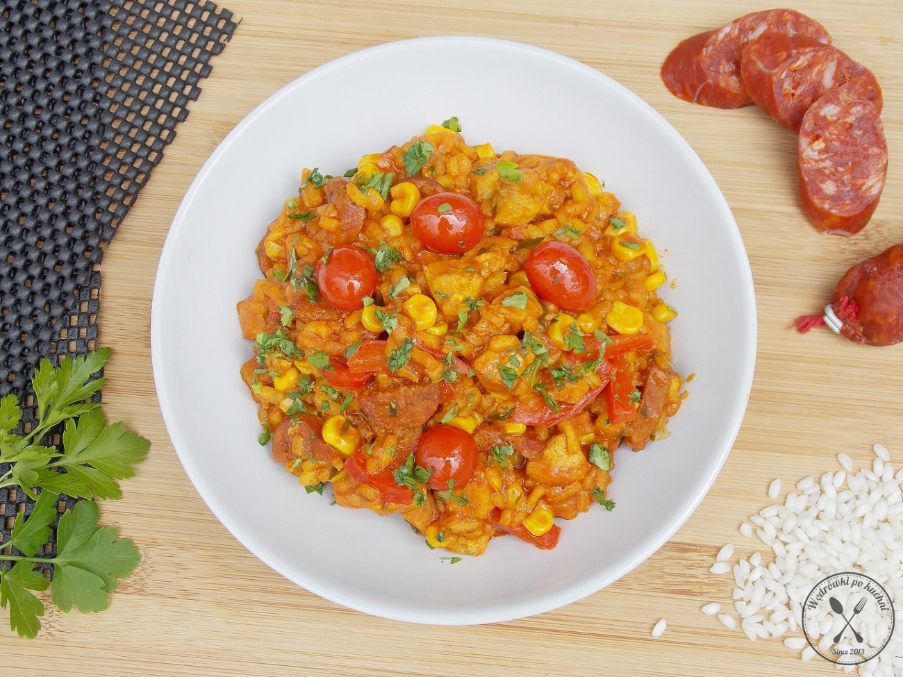Paella z chorizo i kurczakiem